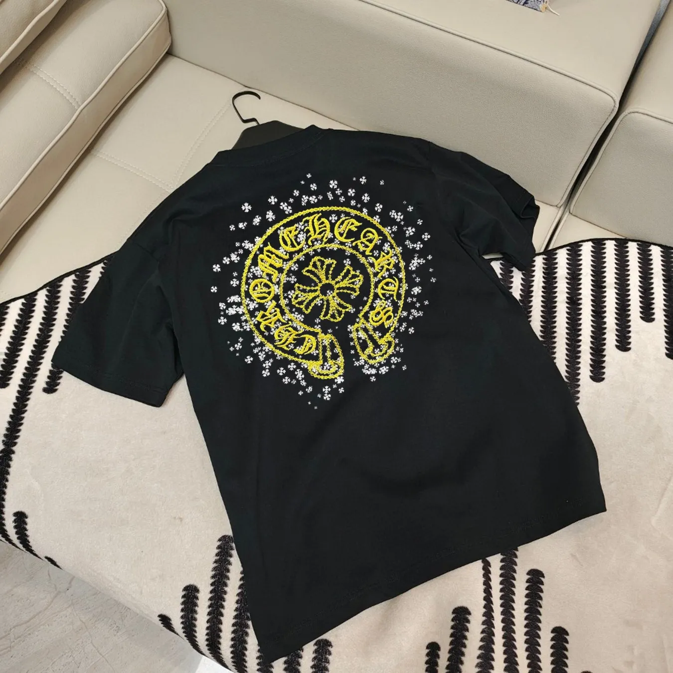 🅿️190 Year-round large supply, Croxin🔥🔥4050 new spring and summer fashionable round neck short sleeves👍high-end customization and versatile styles! It is more practical and can be easily controlled by anyone 🔥Made from 95% cotton + 5% Tencel 🔥fabric, it feels very nice, does not cause pilling, and does not deform. It is luxurious and classic 🐮logo design, very classy 👍A must buy for those who know the goods! The cut is a loose fit, suitable for both men and women! It shows your aura and also highlights your sophistication. This is its uniqueness. The effect on the upper body is very good. Size: S-XXL ⚠️Reference (model trying on, height 173cm, weight 145kg, wearing size L), can wear up to 200kg.